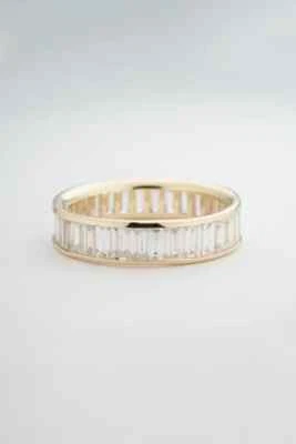 Anillo banda de eternidad de diamantes simulados corte baguette de 2,86 quilates enchapado en oro amarillo de 14 k Foto 1 de 4