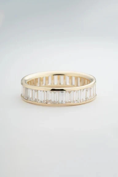 Anillo banda de eternidad de diamantes simulados corte baguette de 2,86 quilates enchapado en oro amarillo de 14 k Foto 1 de 4