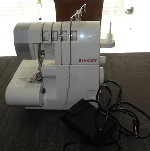 Overlock Singer 14SH754 Nähmaschine 2/3/4 Faden, Differentialtransport TOP - Bild 1 von 11