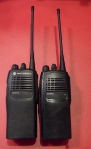 2 x Motorola HT750 UHF 403-470 MHz 4w 4CH Two Way Radios w/Batt AAH25SDC9AA2AN - Afbeelding 1 van 8