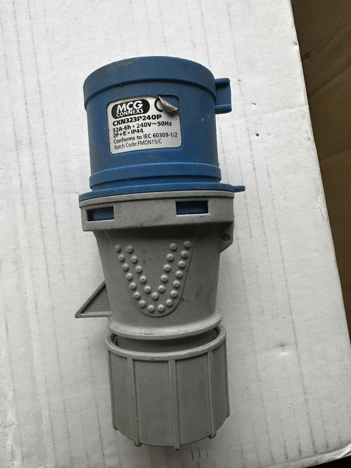32 Amp Single Phase IP44 230V Blue CEE IEC Commando Plug or Socket 32A 2P+E - Image 1 of 1