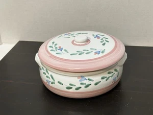 Cazuela cubierta pintada a mano de cerámica italiana rosa y blanca Caleca - Imagen 1 de 9