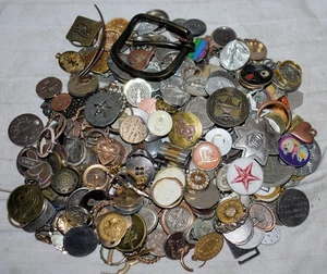 185s. 2 LBS DE BARATIJAS SUELTAS, ANILLO, PENDIENTE, BOTONES, ALFILERES, GEMAS SINTÉTICAS, IMPARES - Imagen 1 de 3