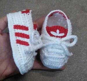 Scarpine neonato ad uncinetto in stile Adidas taglie da 0 a 12 mesi 100% cotone - Foto 1 di 10
