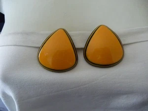 DECLARACIÓN TRIÁNGULO 2'' X 1 1/2" MOSTAZA CON BORDE NEGRO CLIP EN PENDIENTES #7/14 - Imagen 1 de 5