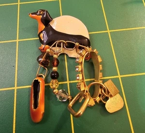 Prendedor/broche Lunch At The Ritz DACHSHUND & COLLAR & SLIPPER. (B2B8) - Imagen 1 de 4