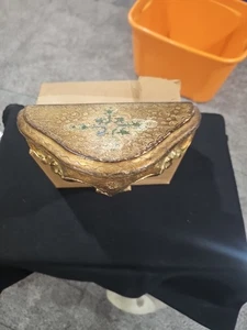 "Estante colgante italiano tallado y pintado dorado 4 3/4"" X 8 1/2"" X 7""" - Imagen 1 de 7