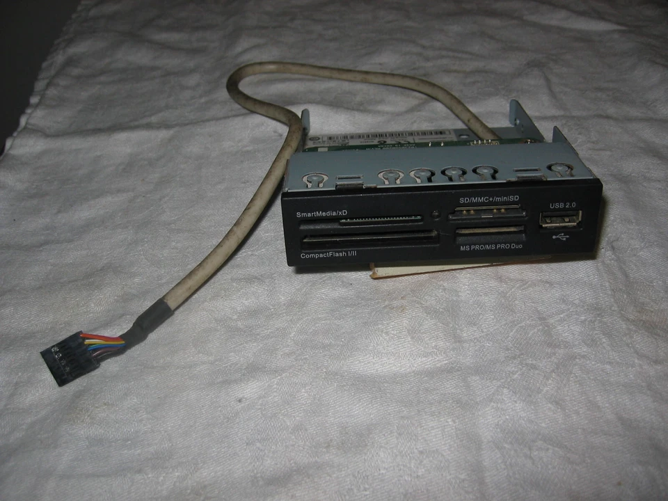 HP Multi Card Reader for Desktop incl Cable Glossy Black Bezel p/n 504857-001 - Image 1 of 1