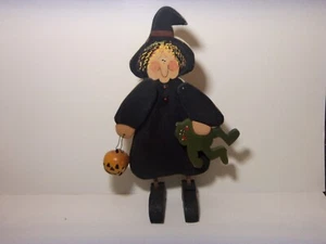 HALLOWEEN WITCH DECORATION HAND CRAFTED WOOD w PUMPKIN HEAD BELL & FROG - Bild 1 von 4