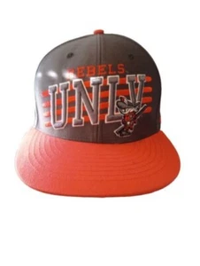 Marca Cuarenta y Siete - Producto Licencia Colegiada - UNLV Rebels - Marrón/Naranja Snap - Imagen 1 de 1