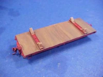 On30 20' WOOD FLAT CAR WITH LOG BUNKS KIT WISEMAN MODEL SERVICES / YORKE - Image 1 of 4