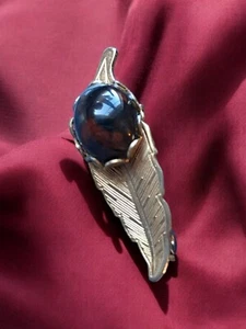 VINTAGE Brooch Delicate Textured Leaf Petite Baltic Amber Cabichin Gold Tone. - Picture 1 of 9