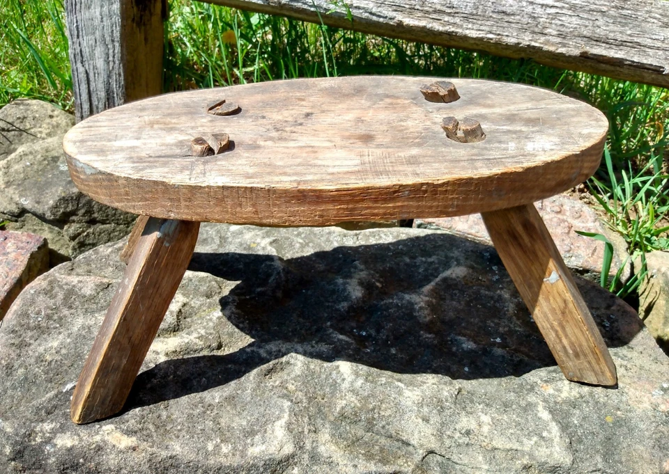 Antiguo taburete primitivo de roble ovalado de la década de 1860 arte popular decoración de granja Foto 1 de 4