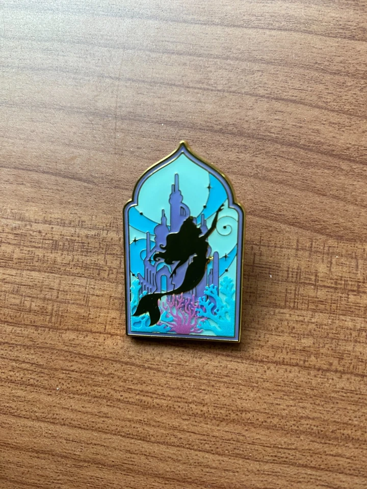 Ariel - Prendedor esmaltado caja ciega arco princesa Disney - BoxLunch 2025 Foto 1 de 1