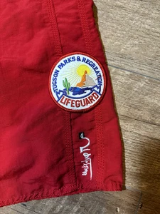 Pantalones cortos de tabla Quicksilver rojos Tucson Parks & REC parche salvavidas para hombre talla 30 - Imagen 1 de 6