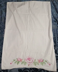 Funda de Almohada Vintage Rosa Floral Bordada Extremos 28x21" - Imagen 1 de 6