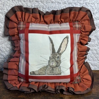 Almohada de punta de aguja punto de cruz hecha a mano de conejito de colección años 80 Grandmacore Cottagecore Foto 1 de 4