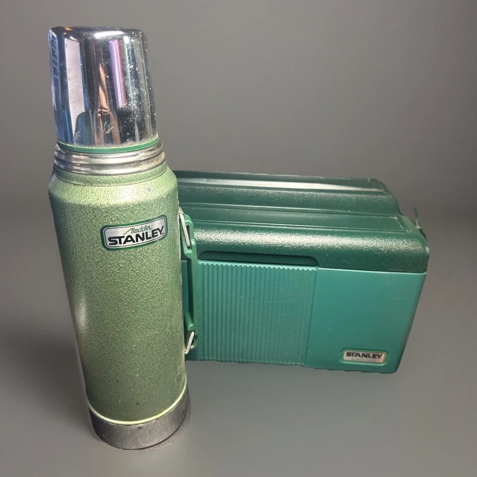 Refrigerador e garrafa térmica vintage verde Stanley Aladdin verde isolado lancheira  - Imagem 1 de 4