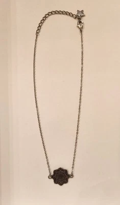 Collar mandala flor de loto enchapado en plata Foto 1 de 4