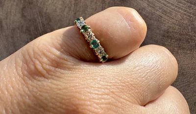 Anillo de eternidad vintage de oro amarillo de 9 quilates con diamantes esmeralda sello millennial 375 9k Foto 1 de 4