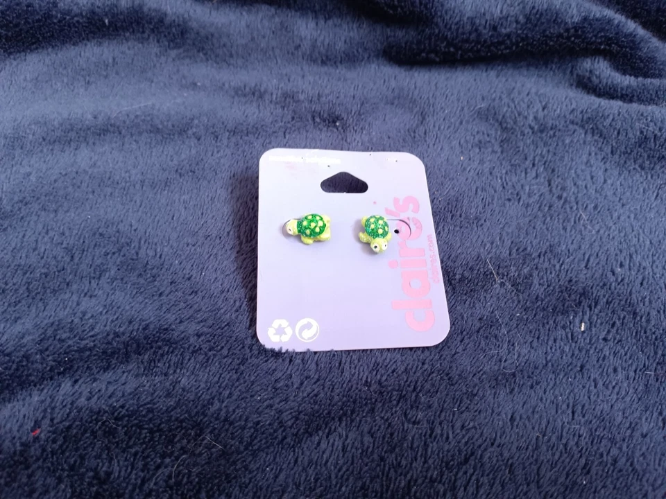 Aretes Claire's Sensitive Solutions tortuga de arcilla Foto 1 de 1