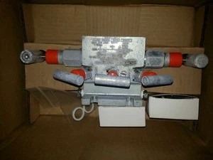 Colector de 5 válvulas Phoenix NNB 1/2" FNPT x brida CS Tefzel asiento 0,375" orificio shl - Imagen 1 de 5