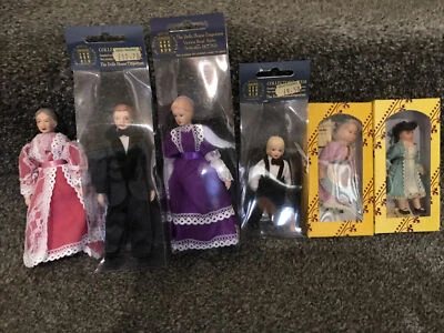 Verschiedene Puppenstuben Personen fünf in Kartons eine ist nicht - Bild 1 von 3