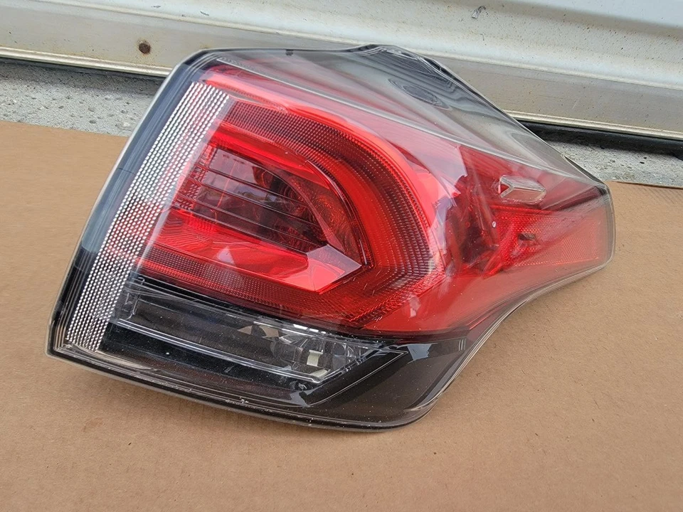 Luz trasera Toyota RAV4 2016-2018 OEM con LED lado derecho del pasajero 81550-42192 Foto 1 de 4