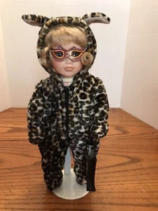 Halloween Porzellan 12 Zoll Puppe im Leopardenkostüm mit Leckerlibeutel    - Bild 1 von 8