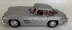 Schuco Edition 1:18: Mercedes-Benz 300 SL Flügeltürer, silber - Bild 1 von 8