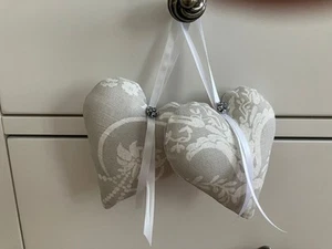 2 x Corazones Colgantes Laura Ashley - Josette Dove Gris Hecho a Mano - Imagen 1 de 3