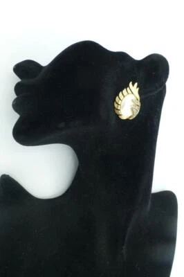 De colección. Pendientes Clip Corona TRIFARI "Fantasía" Serie Madreperla Concha de Ostra Foto 1 de 4