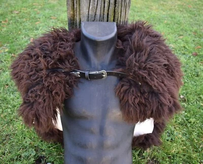 Wikinger Umhang aus braunem Schaffell mit Schnallen Verschluss. Larp, Viking. - Bild 1 von 4