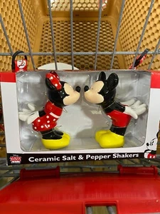 DISNEY Mickey Mouse & Friends Ceramic MICKEY MINNIE KISSING SALT & PEPPER SHAKER - Picture 1 of 2