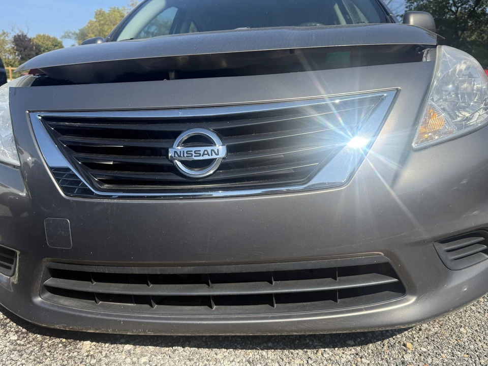 Nissan Versa 2012-2014 parrilla sedán superior Foto 1 de 1