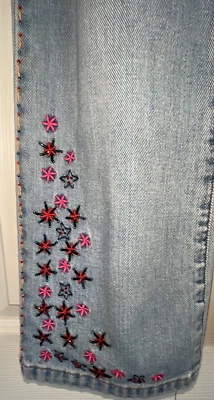 JEANS TÃO AZUL POR SIGRID OLSEN TAMANHO 4 – PERNA RETA, BORDADO E DETALHE DE MIÇANGAS - Imagem 1 de 4