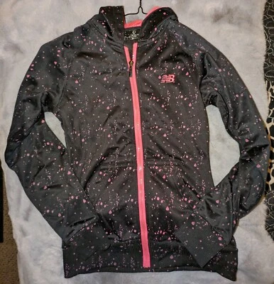 Sudadera con capucha New Balance Activewear negra con salpicaduras rosas para dama Foto 1 de 4