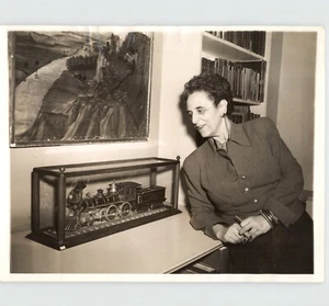 Mujer Experta en FERROCARRIL ADELE NATHAN con Modelo de Tren DE COLECCIÓN 1951 Foto de Prensa - Imagen 1 de 2