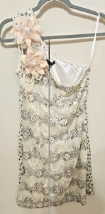 Mini vestido para mujer Gracia de un hombro talla pequeña flores perlas - Imagen 1 de 7