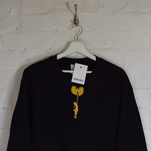 "W" x Banksy Girl Embroidered Black Street Art Hip Hop Sweatshirt Top by AF - Bild 1 von 3