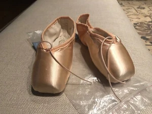 BRAND NEW- FREED of London, size 3- Classic Plus - Picture 1 of 3