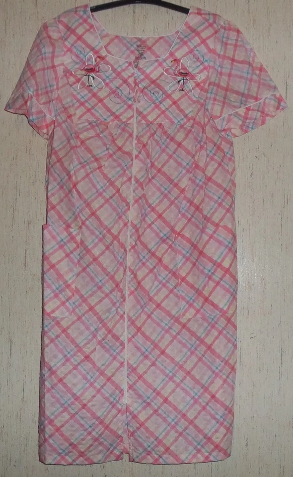 NUEVO CON ETIQUETAS BATA/PLUMERO MUJER CREMALLERA FRONTAL ROSA A CUADROS FLAMENCO SEERSUCKER TALLA S (4-6) Foto 1 de 1