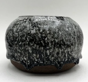 Handgefertigte Studiokeramik Tropfglasur schwarz gesprenkelt Übertopf Topf Künstler signiert '77 - Bild 1 von 5