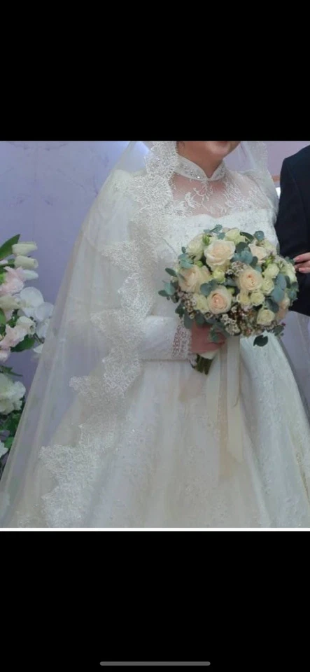 穆斯林婚礼礼服带蕾丝肩半袖扫火车 A 字新娘礼服 — 第 1/1 张图片