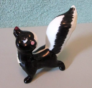 Skunk Figurine Vintage Red Nose Looking Up 2-1/2" tall Cute Ceramic Figure - Picture 1 of 10