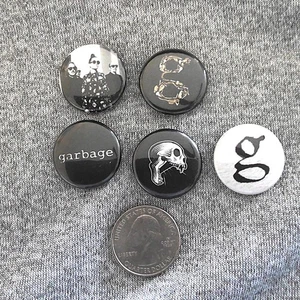 Menge 5 Müll Rock Band Musik Sammler Pins Shirley Manson Butch Vig Pinback - Bild 1 von 2