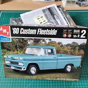 AMT 1/25 1960 Custom Fleetside Chevrolet Plastic model kit - Imagen 1 de 9