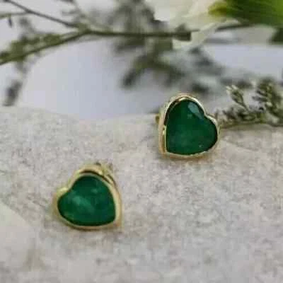 Pendiente solitario con corte de corazón de 2,00 quilates esmeralda natural enchapado en oro amarillo de 14 quilates Foto 1 de 4
