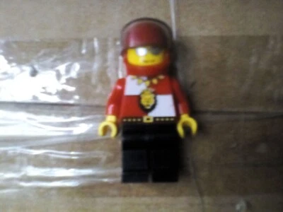 Lego Mini Figura Conductor de Coche de Carreras con Gafas de Sol Casco Rojo Visera Tintada Foto 1 de 3