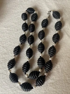 "Collar vintage de cuentas texturizadas negras de 30"" de largo" - Imagen 1 de 3